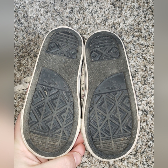 Hello Kitty × Converse Sneakers with Apple Accents - Picture 11 of 11